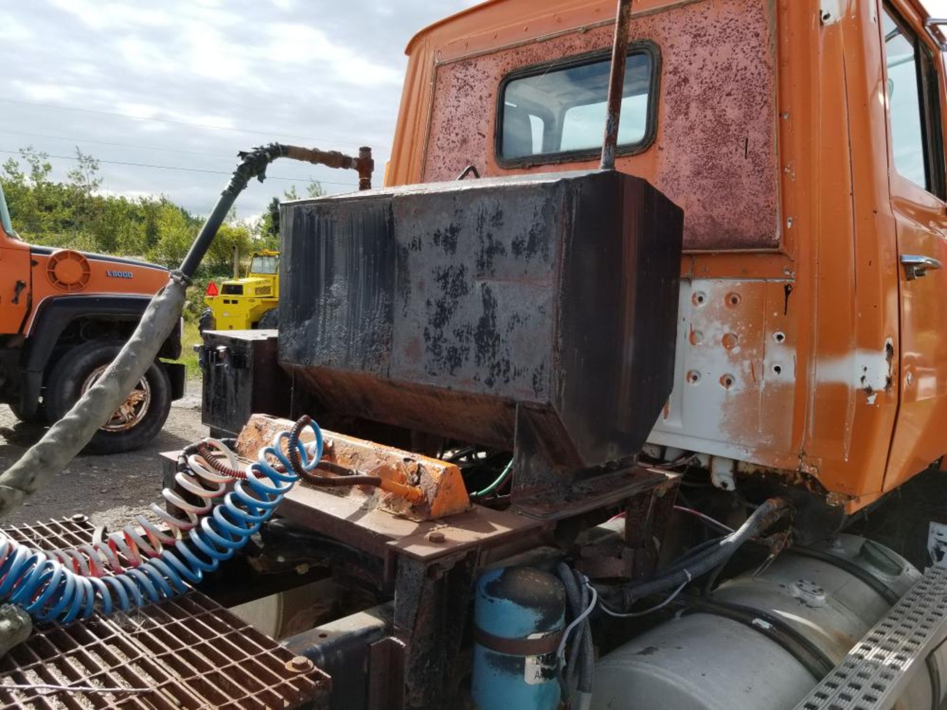 1989 Camion Ford L9000, 288 109 km, diesel, différentiel Rockwell, moteur Cummins, pneus av. Arr. - Image 4 of 21