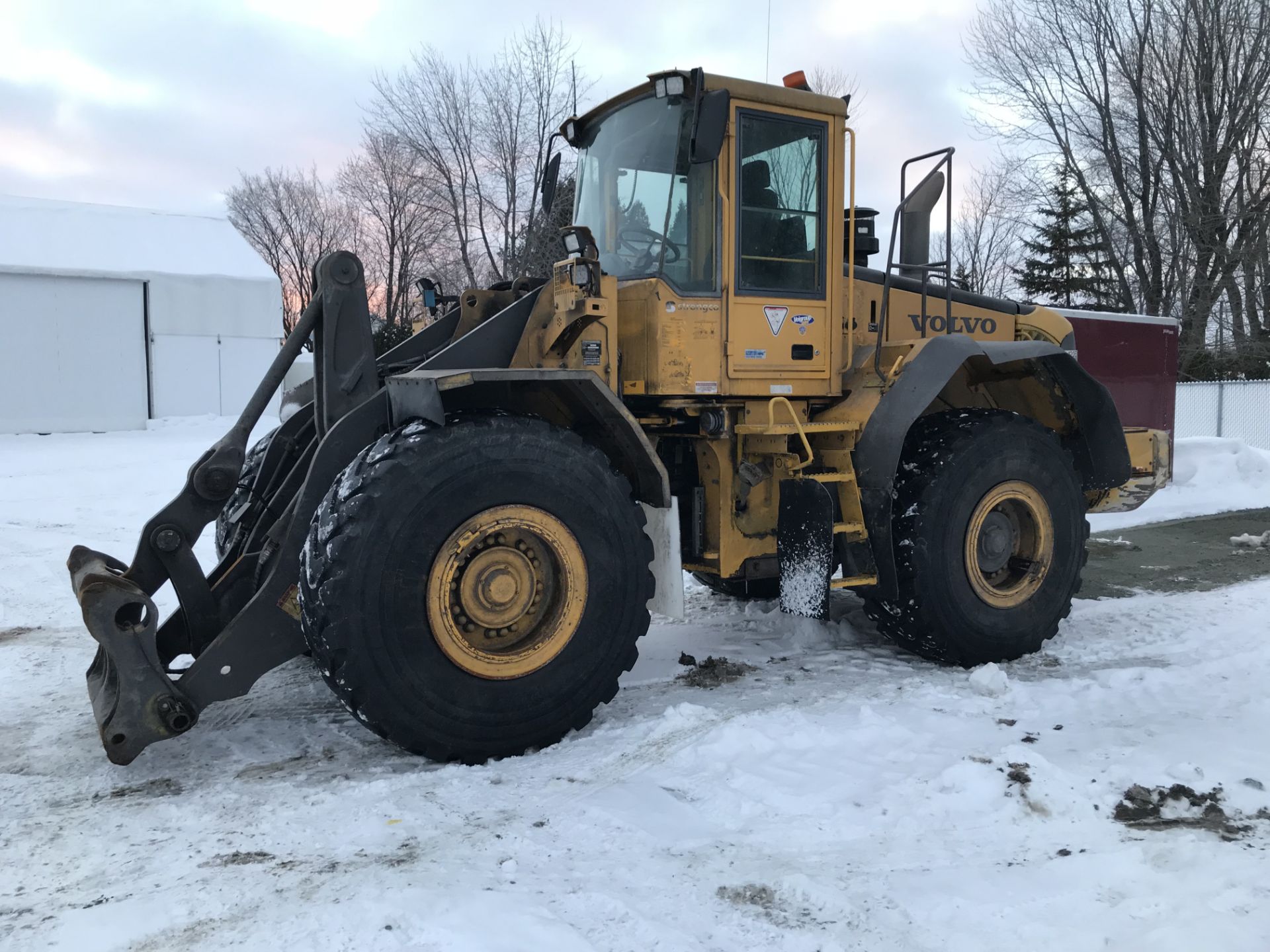 2004 Chargeurs sur roues Volvo L120E, 27 000 heures, quick attache, pneus Michelin a clous, moteur