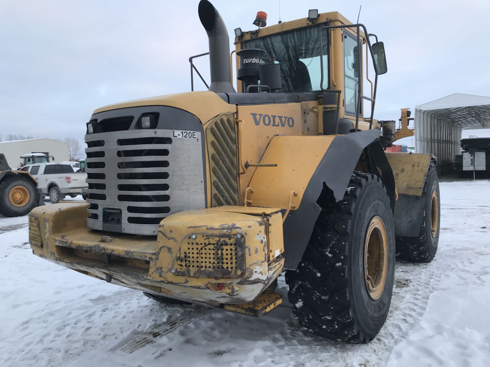 2004 Chargeurs sur roues Volvo L120E, 27 000 heures, quick attache, pneus Michelin a clous, moteur - Image 3 of 11