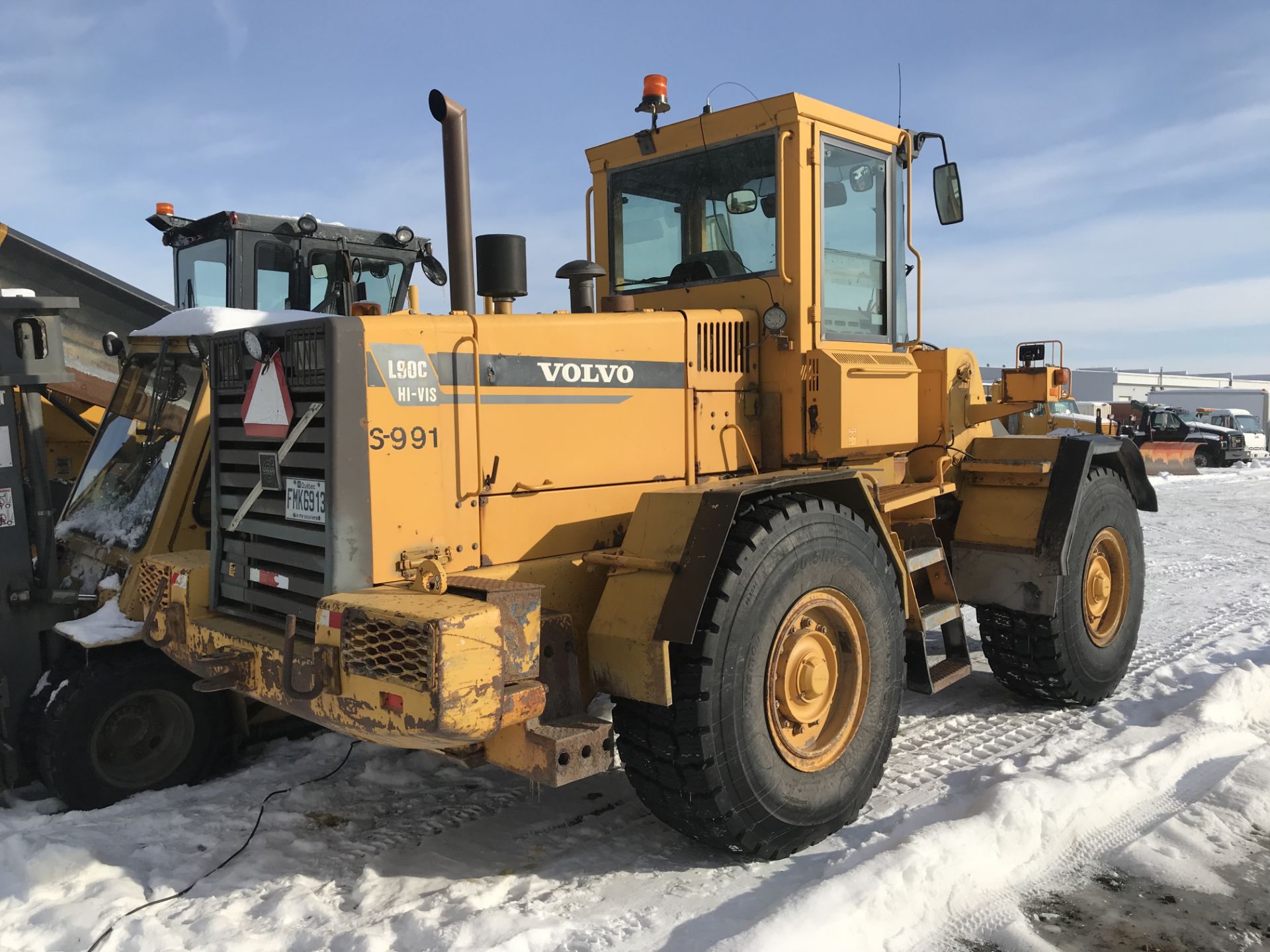 1999 Chargeur sur roues Volvo L90C, 33 000 hres, pneus hiver, 3 fonctions 1999 Volvo L90C wheel - Image 3 of 5