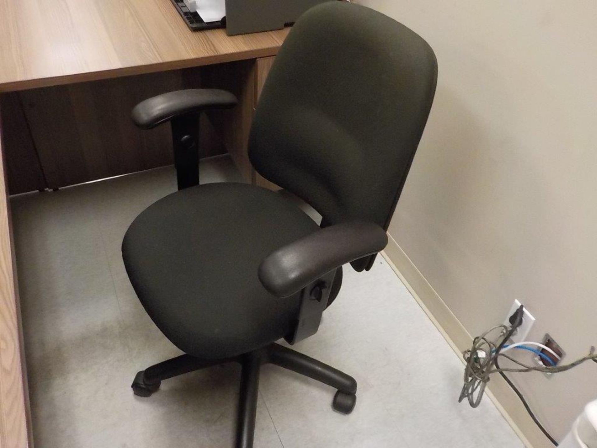 EXECUTIVE OFFICE CHAIR