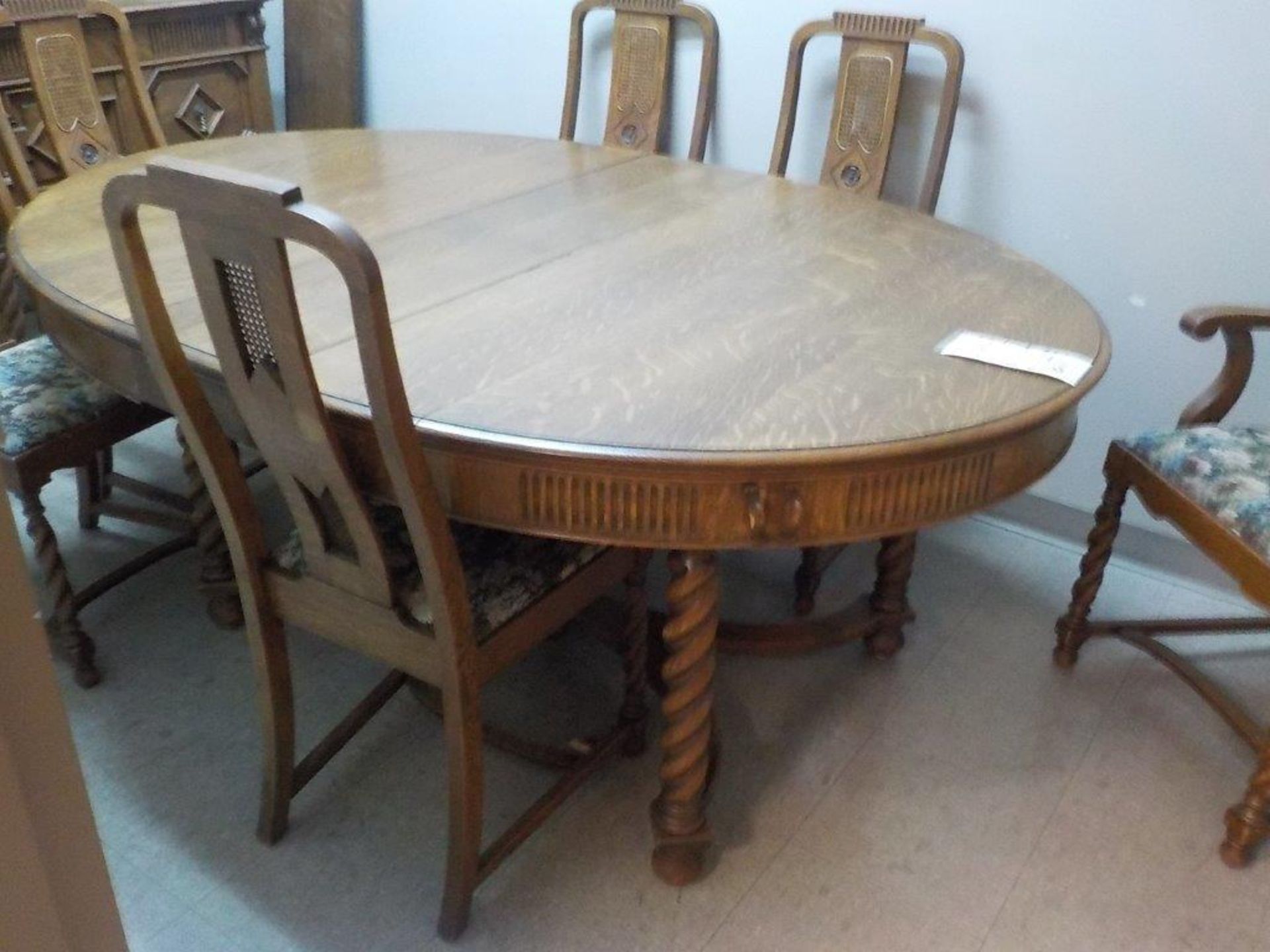 LOT: ANTIQUE DINING ROOM TABLE, CHAIRS & BUFFET