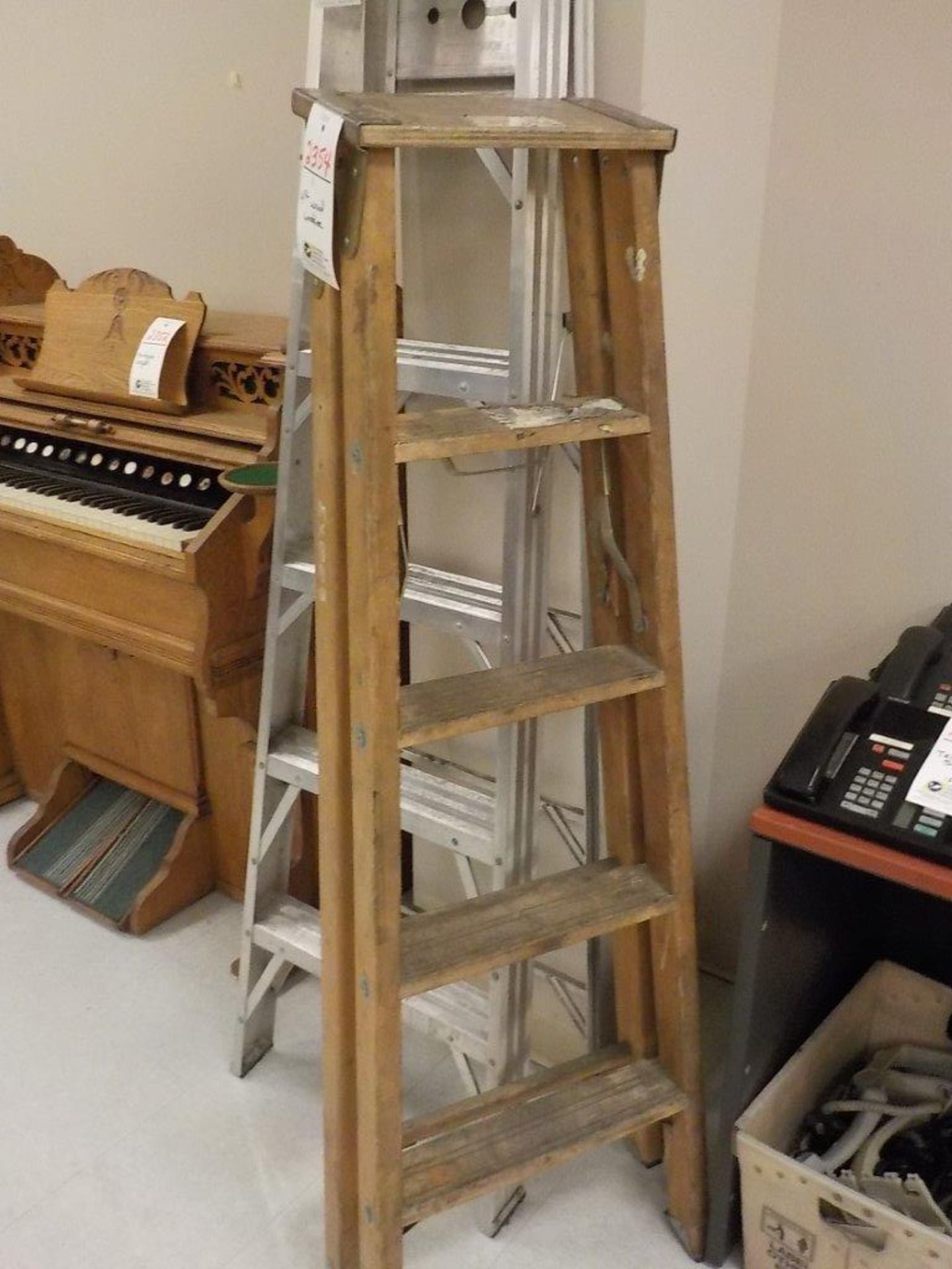 4-FT WOOD STEPLADDER