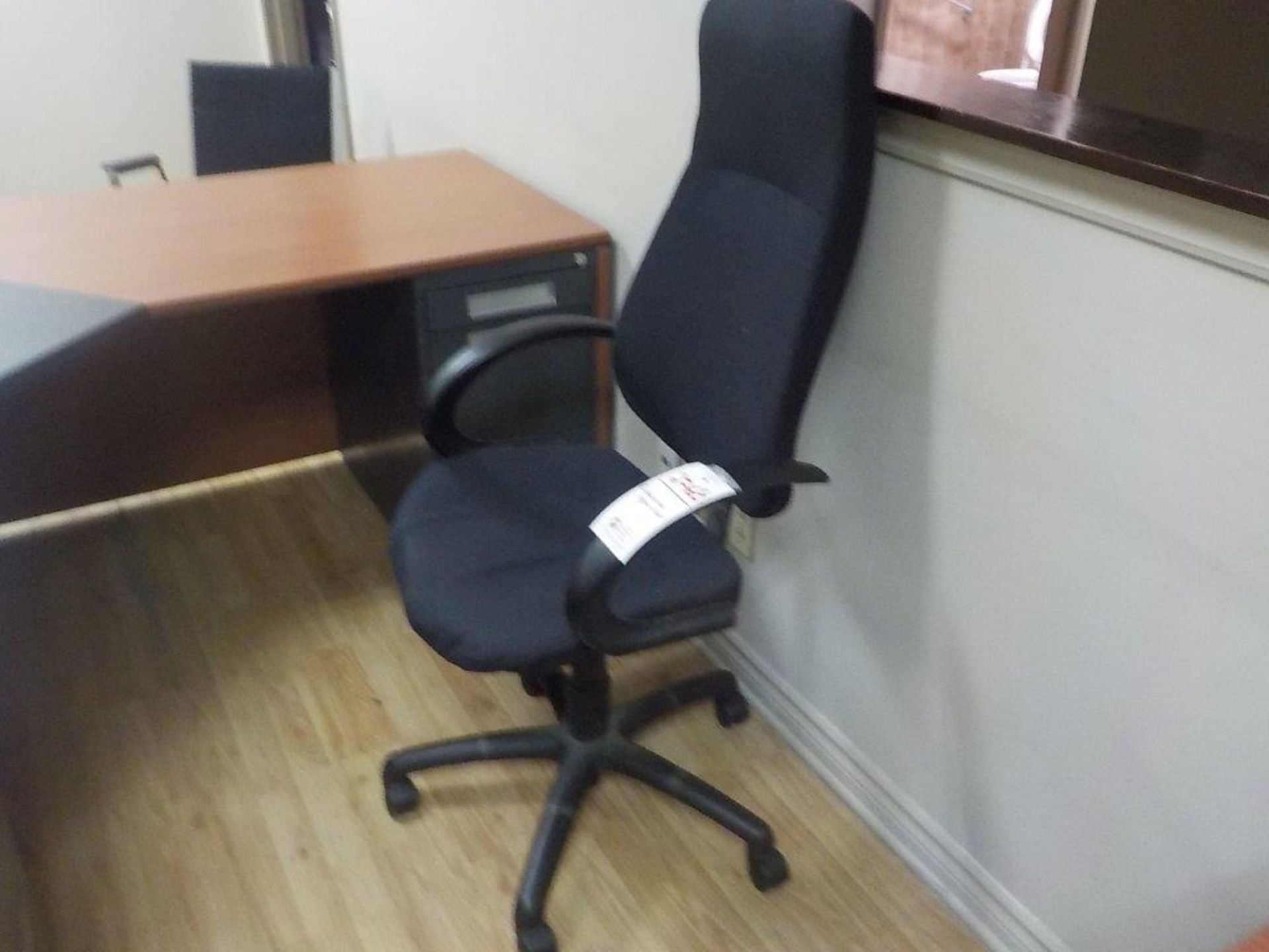 EXECUTIVE OFFICE CHAIR