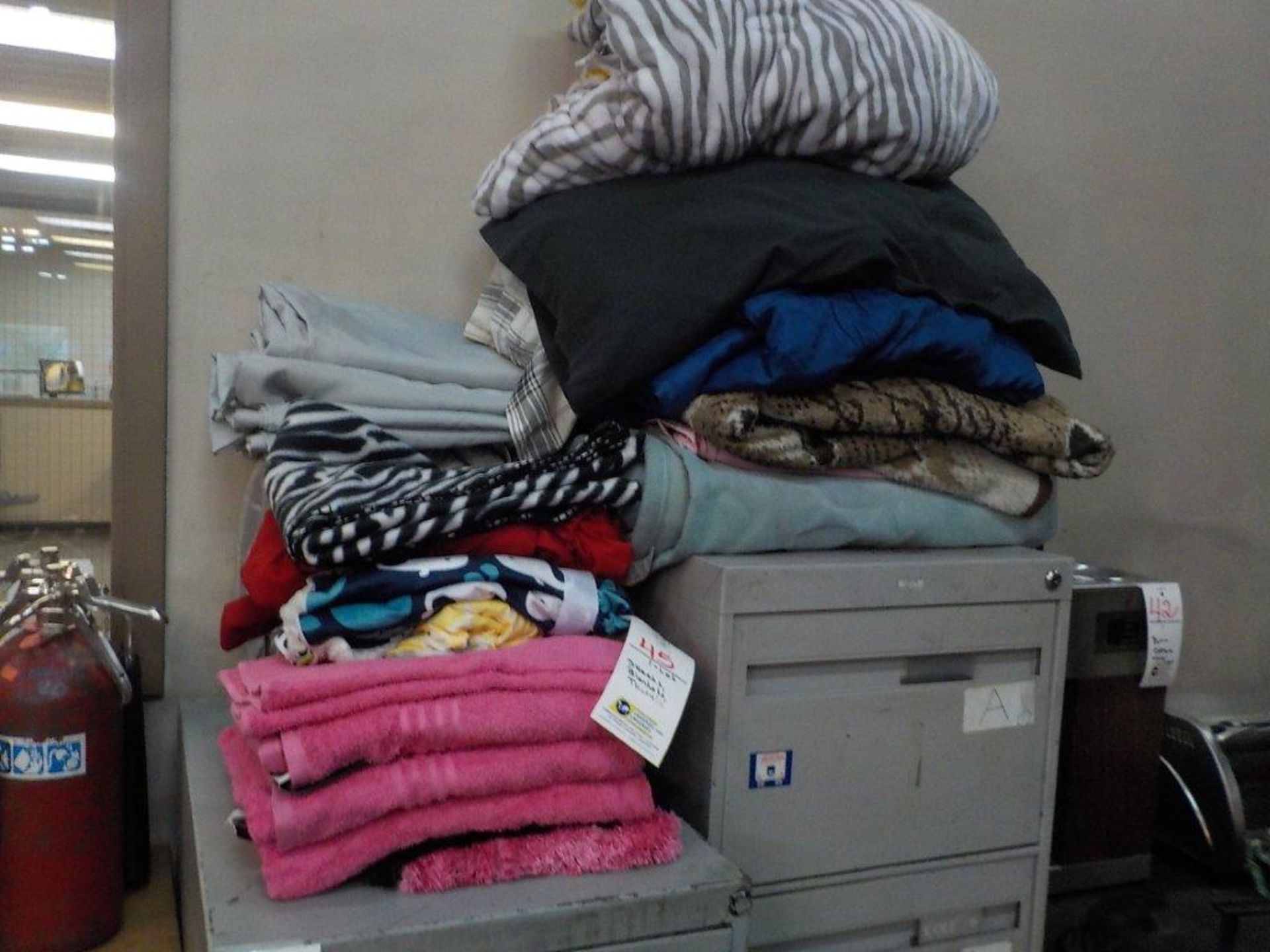 LOT: ASSORTED SHEETS, BLANKETS & TOWELS