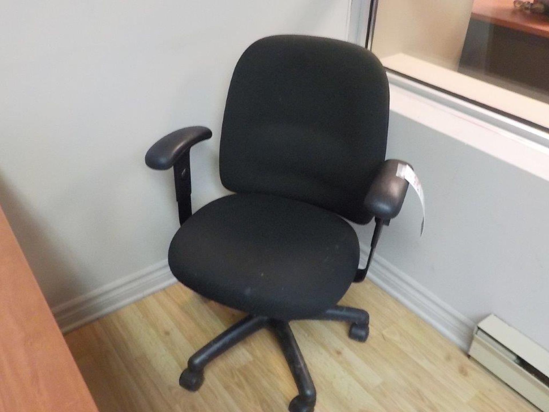 EXECUTIVE OFFICE CHAIR