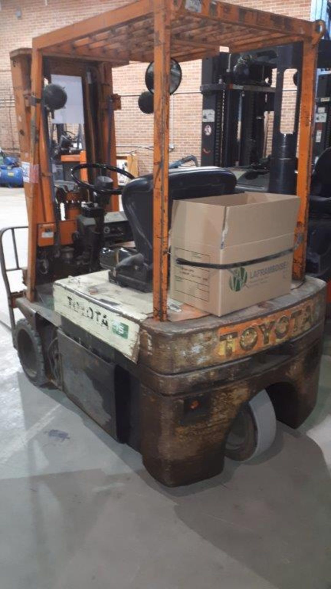 TOYOTA Electric Forklift,3 Wheel,4000 lbs,w/charger,48V - Image 3 of 9