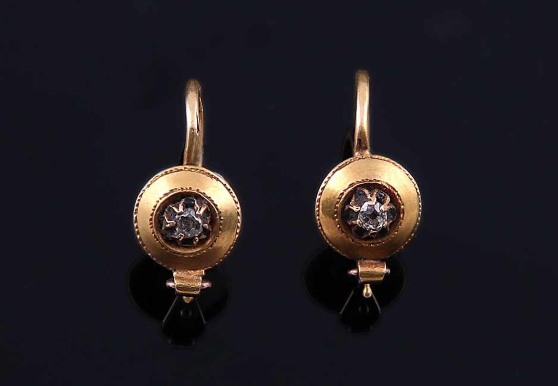Paar OhrringeGG 14 ct (geprüft). Runde, konische Fassung mit Diamantrose. L ca. 1,8 cm, Zus. 1,7 g.