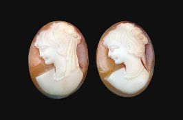 Zwei MuschelkameenFrauenbildnisse im Profil. 2,5 x 1,9 cm, 2,4 x 1,8 cm.o. L.