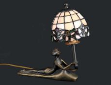 TischlampeIm Stil des Jugendstils. Lampenfuß aus bronzepatiniertem Metallguss in Form eines