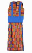Zweiteiliges KleidAfrika, Ghana. Gewebte Baumwolle, feines buntes Muster. Es handelt sich um einen