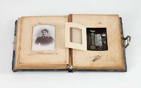 Altes Fotoalbum mit SpieluhrUm 1900. 46 Portrait- und Kinderfotos aus der Zeit. Im hinteren Teil