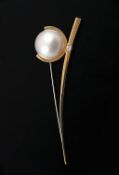 BroscheGG 750, Stempel: Seitner. Form einer stilisierten Blume. Feine Mabé-Perle, D 19 mm, Brillant,