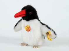 Pinguin "Peggy"Steiff, Knopf und Fähnchen, Nr. 2505/12. Plüsch weiß, schwarz, Füße weißer,