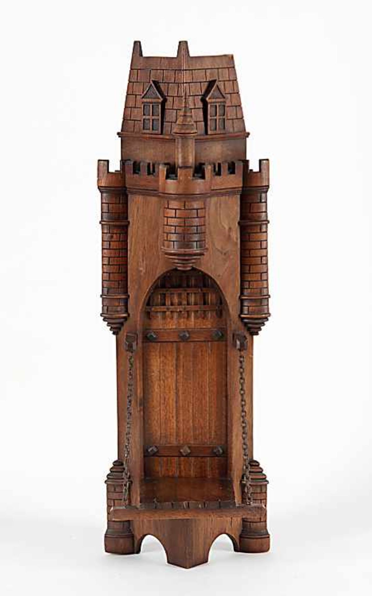 KonsoleIn Form eines Burgtores mit Turmzinnen und Zugbrücke. Wohl Ende 19. Jh., um 1900. Nussbaum