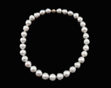 PerlenketteFeine barocke, silberweiße Südseeperlen, D in der Mitte von 11,2 mm - 16 mm. Die Perlen