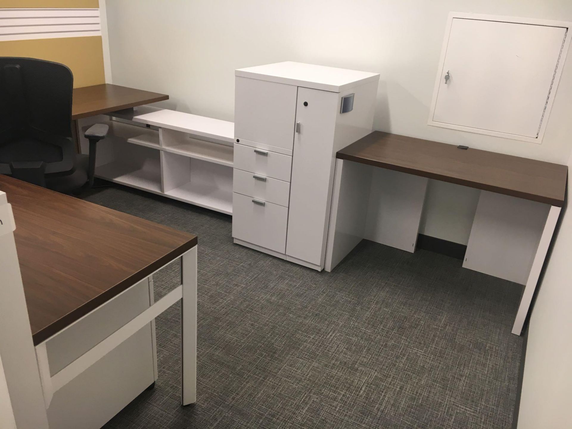 Three Person Cubicle Workstation - Image 5 of 6