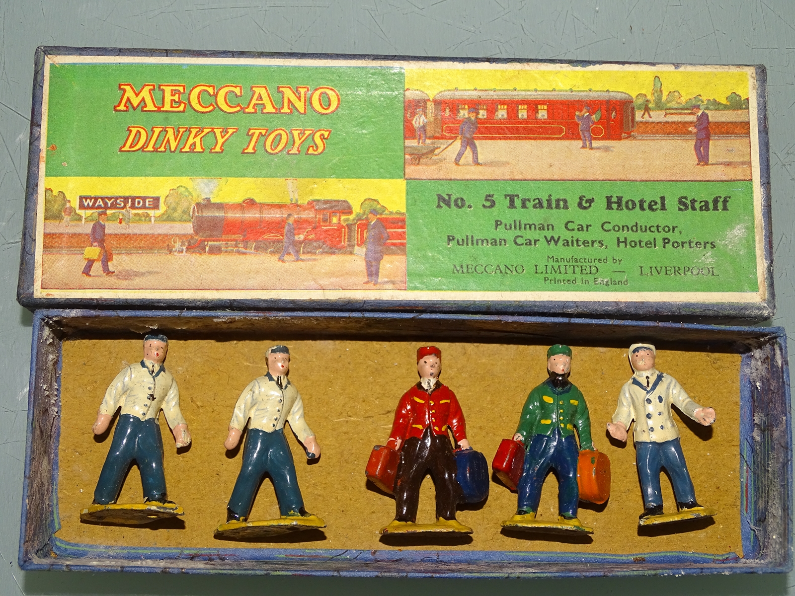 DINKY TOYS NUMBER 5 TRAIN AND HOTEL STAFF SET (40M