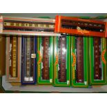 OO GAUGE MODEL RAILWAYS QUANTITY OF COACHES MOSTLY