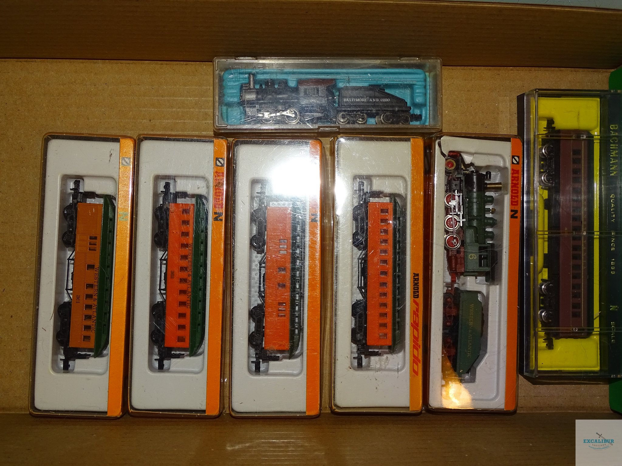 N GAUGE - GROUP OF US OUTLINE ROLLING STOCK - to include 2 STEAM LOCOMOTIVES AND PASSENGER CARS by