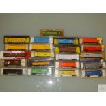 N GAUGE - GROUP OF AMERICAN OUTLINE FREIGHT CARS by BACHMANN, ATLAS etc -VG/E in G/VG boxes (21)