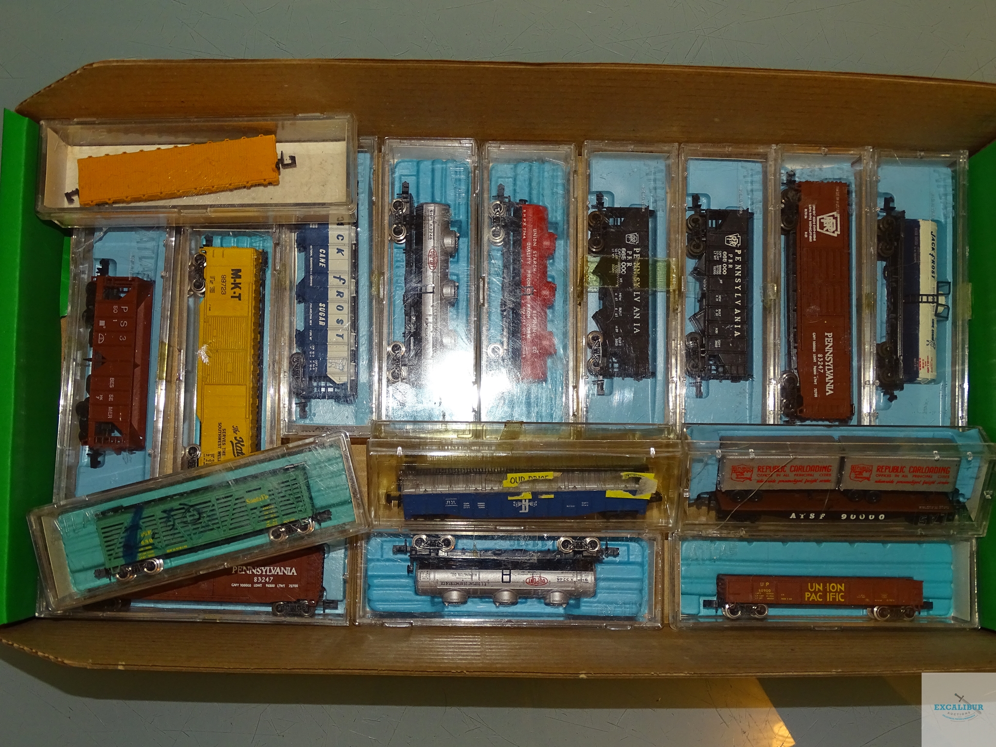 N GAUGE - GROUP OF AMERICAN OUTLINE FREIGHT CARS - ATLAS, RIVAROSSI etc - G/VG in G boxes - 16