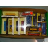 N GAUGE - GROUP OF AMERICAN OUTLINE FREIGHT CARS - BACHMANN and others - G/VG in G boxes - 14