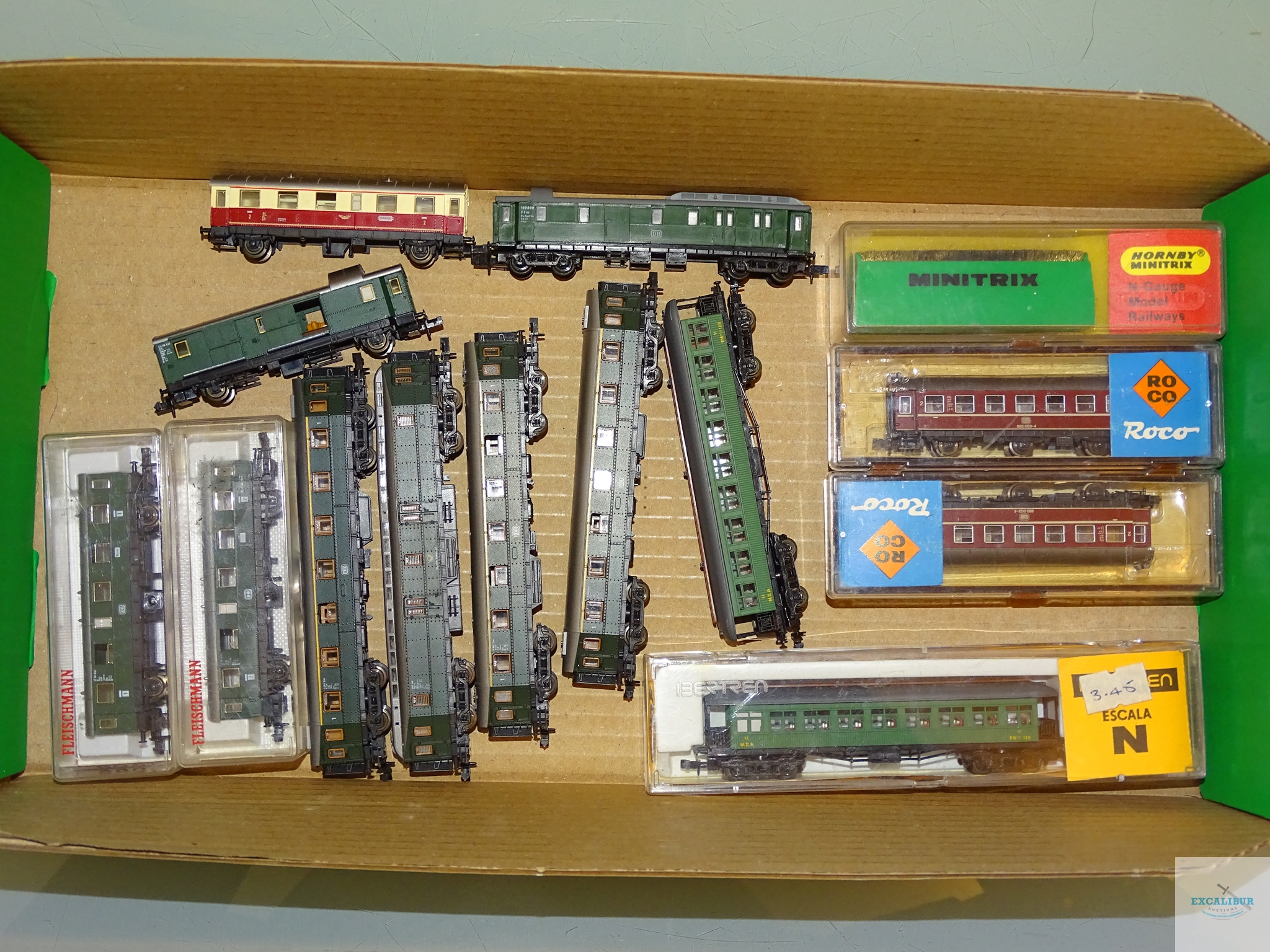 N GAUGE - GROUP OF EUROPEAN OUTLINE PASSENGER COACHES BY ROCO, FLEISCHMANN and others together