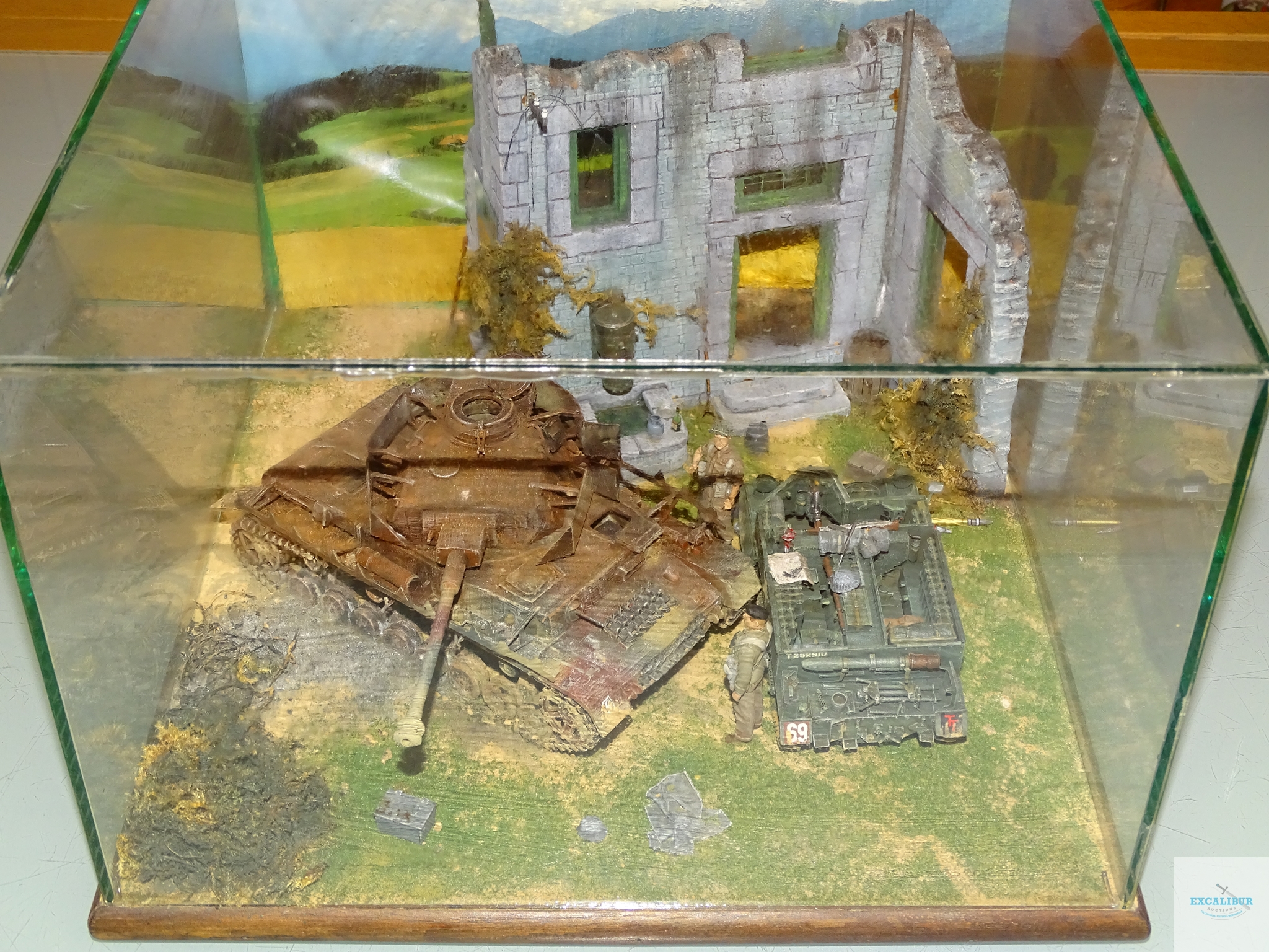 GLASS CASED WORLD WAR II DIORAMA - PLEASE NOTE: THIS IS A GLASS CASE THEREFORE COLLECTION IS