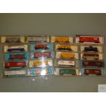 N GAUGE - GROUP OF AMERICAN OUTLINE FREIGHT CARS by BACHMANN, ATLAS etc -VG/E in G/VG boxes (20)