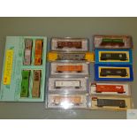 N GAUGE - GROUP OF AMERICAN OUTLINE FREIGHT CARS by BACHMANN, ATLAS etc -VG/E in G/VG boxes (14