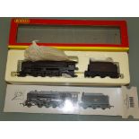 A HORNBY R2200 class 9F steam locomotive in BR weathered black livery - VG/E in G box