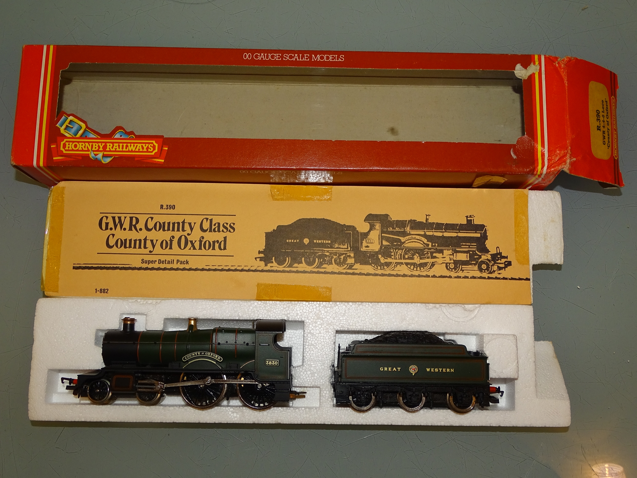 A HORNBY R390 County Class steam locomotive 'County of Oxford' in GWR green - VG in F/G box