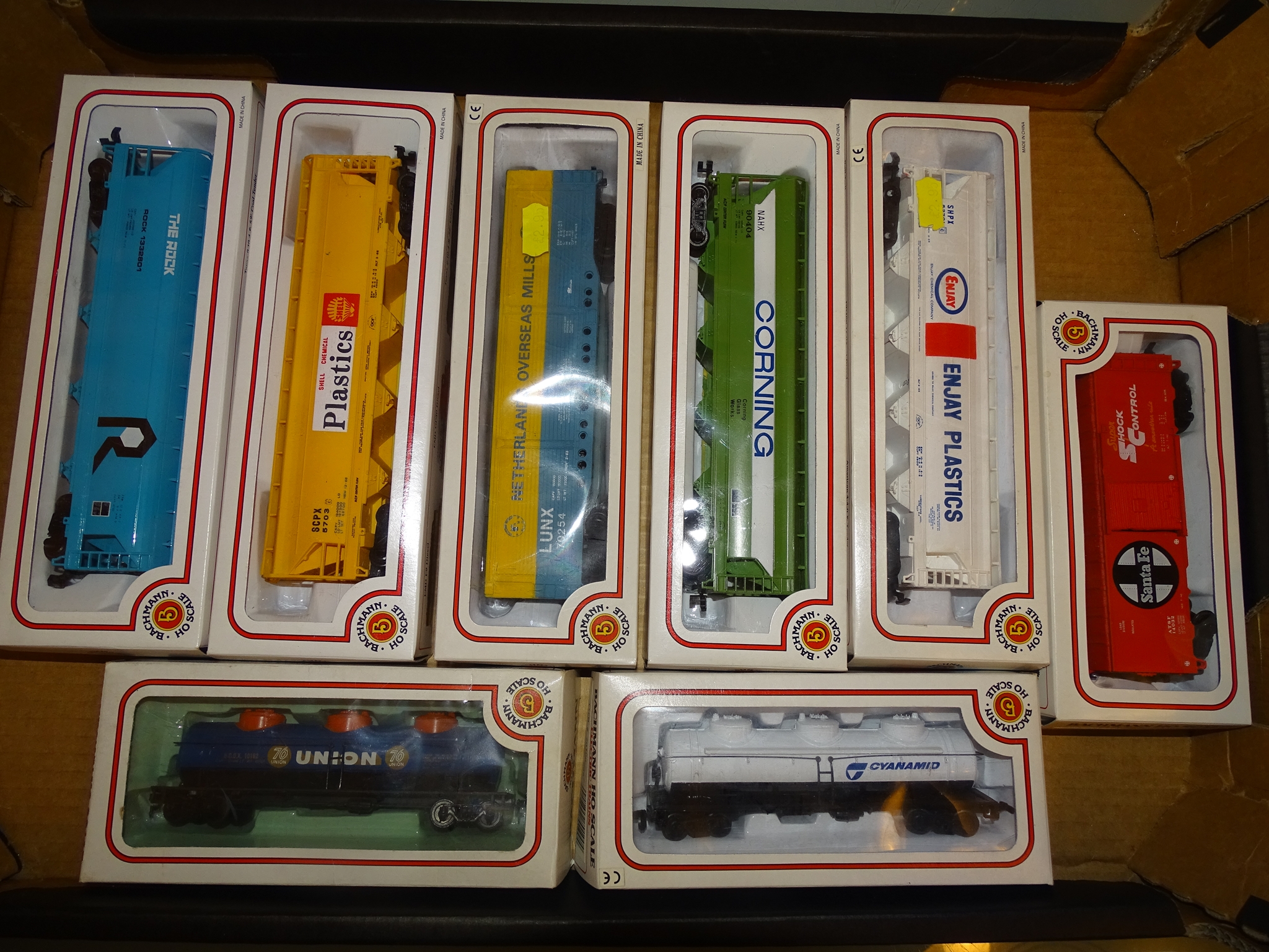 A group of BACHMANN HO Scale wagons in various American Outline private liveries as lotted - VG/E in