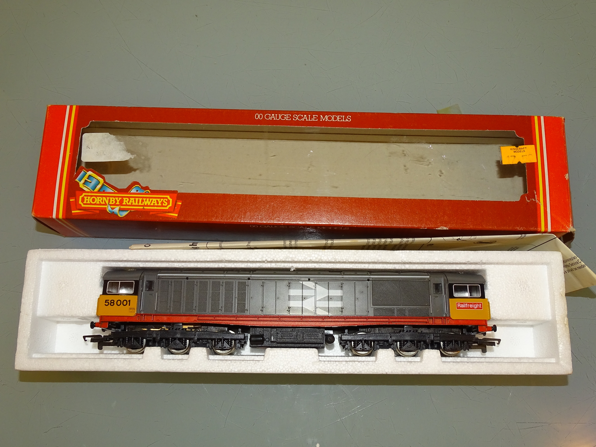 A HORNBY R250 Class 58 diesel locomotive in railfreight grey livery - VG in G box