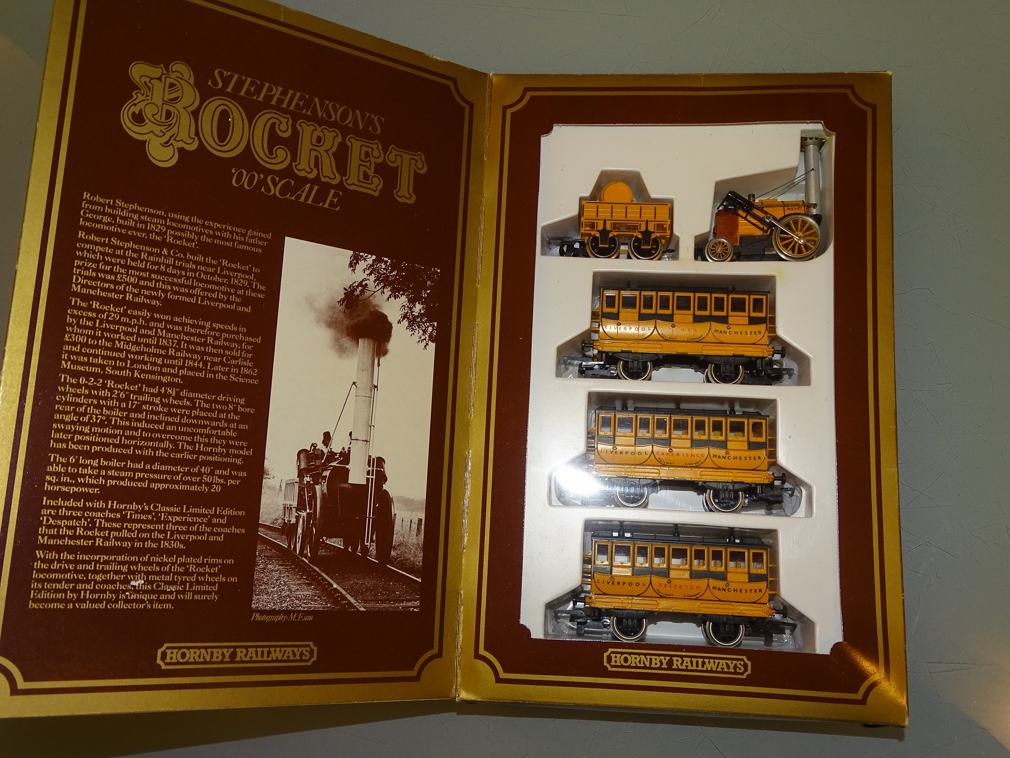 A HORNBY Stephenson's Rocket train pack - VG/E in G box