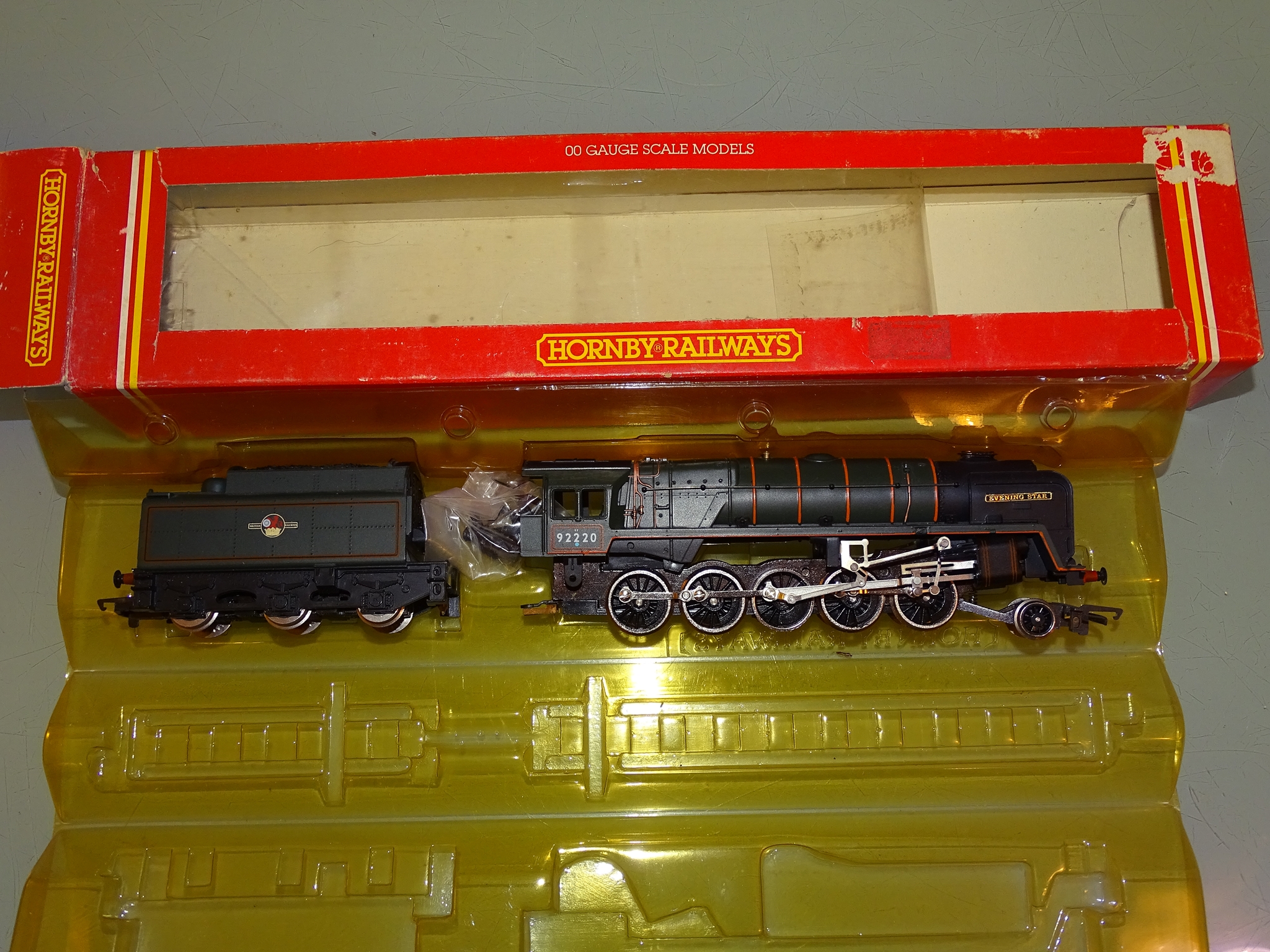 A HORNBY R373 class 9F steam locomotive 'Evening Star' in BR green livery - VG in F/G box