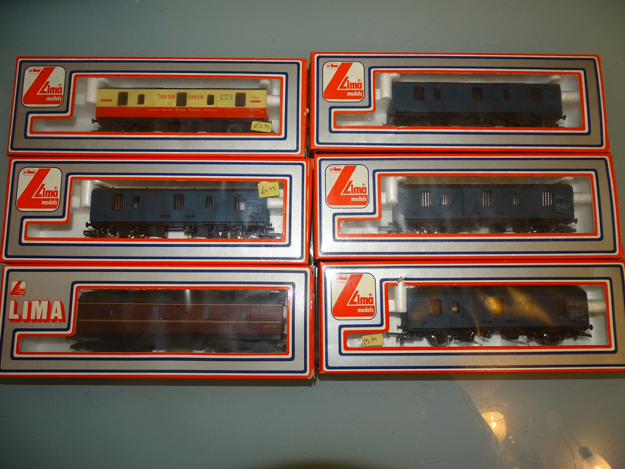 A group of parcels vans by LIMA as lotted - G/VG in G boxes (6)