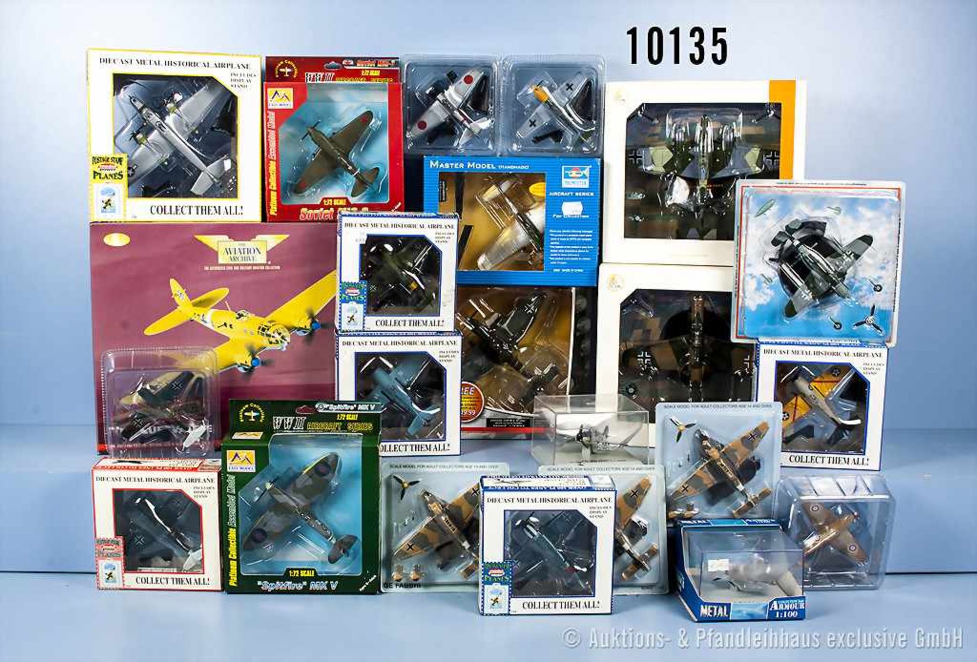 Konv. 23 Fertigmodelle Flugzeuge, dabei Bf 109, Fw 190, F 4 F Wildcat, B-25 usw., Metall- und