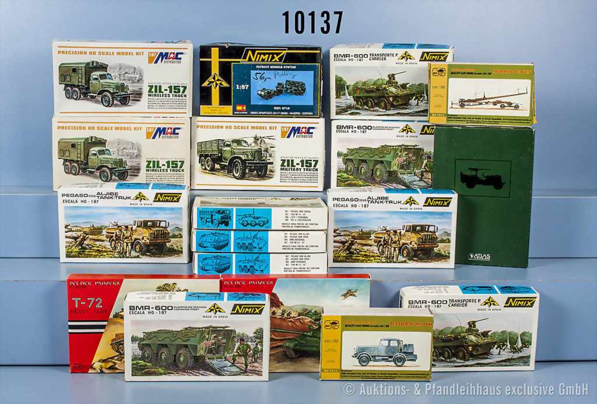 Konv. 18 Modellbausätze Militärfahrzeuge, dabei Militär-Lkw, Panzer, BMR 600 usw.,