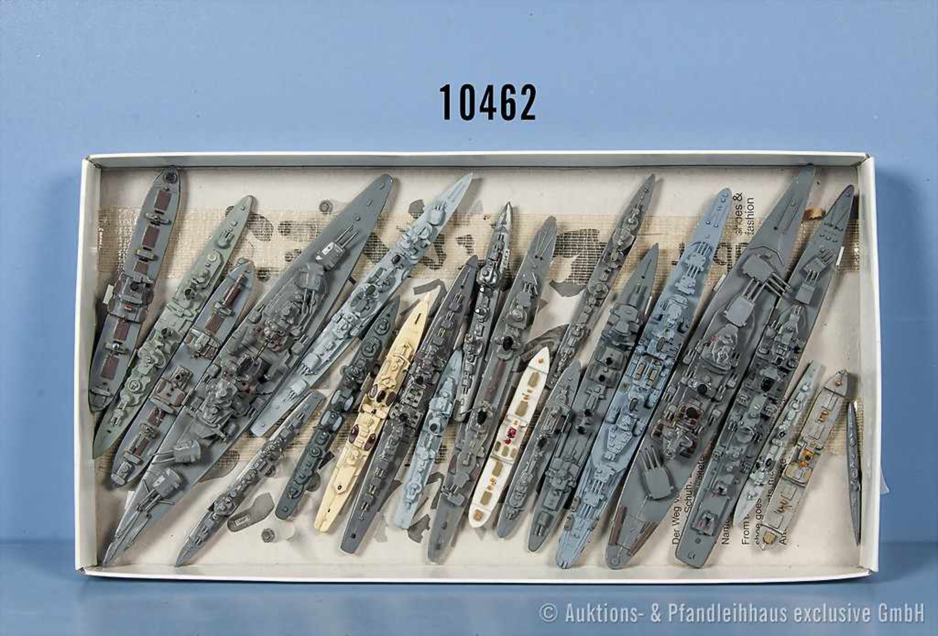 Konv. 22 Modellschiffe, Zivil- und Kriegsschiffe, M 1:1250, u. a. Schlachtschiffe, leichte und