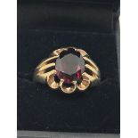 9ct gold garnet gypsy ring (szV)