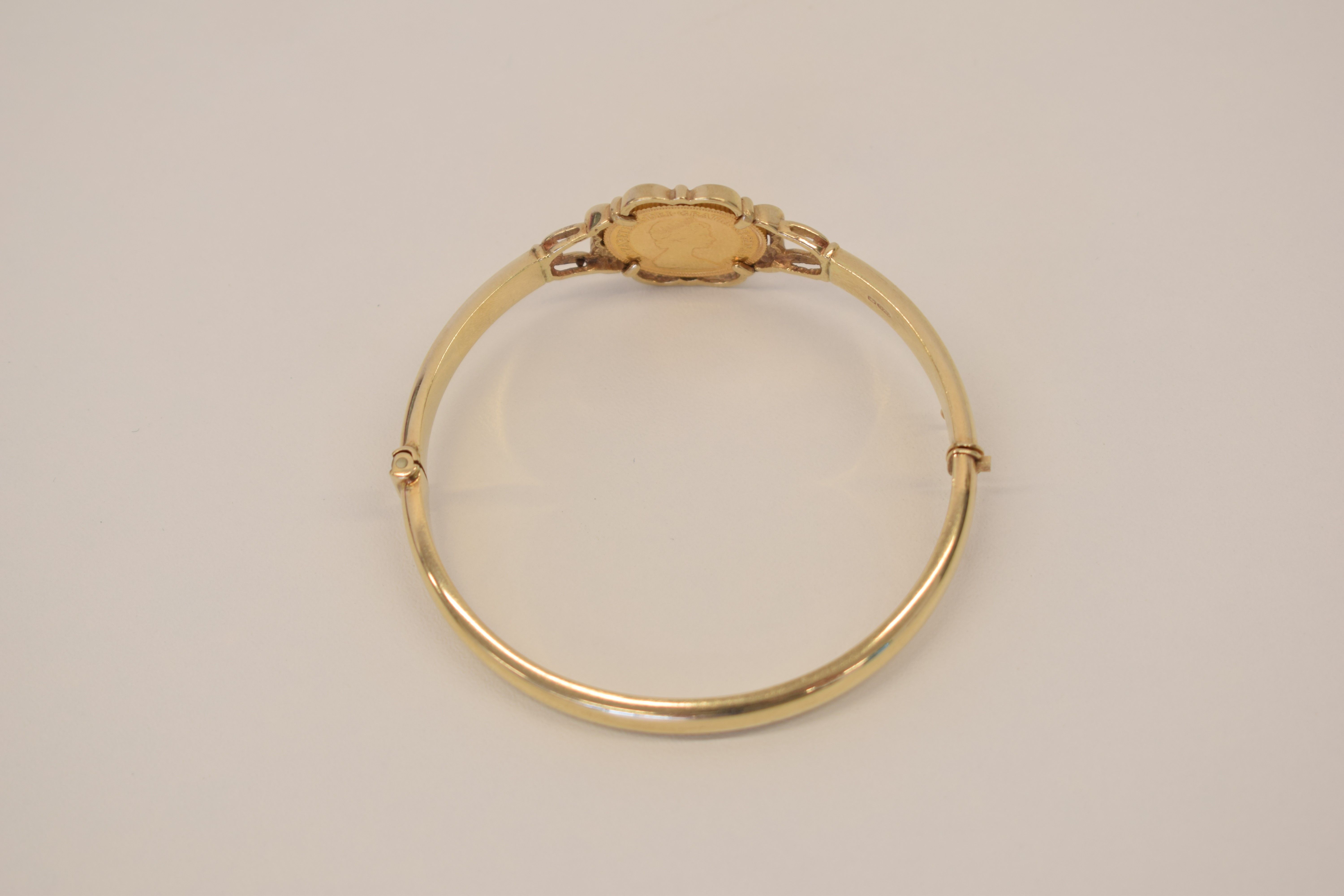 9ct hallmarked 1/2 sovereign bracelet - Image 2 of 2