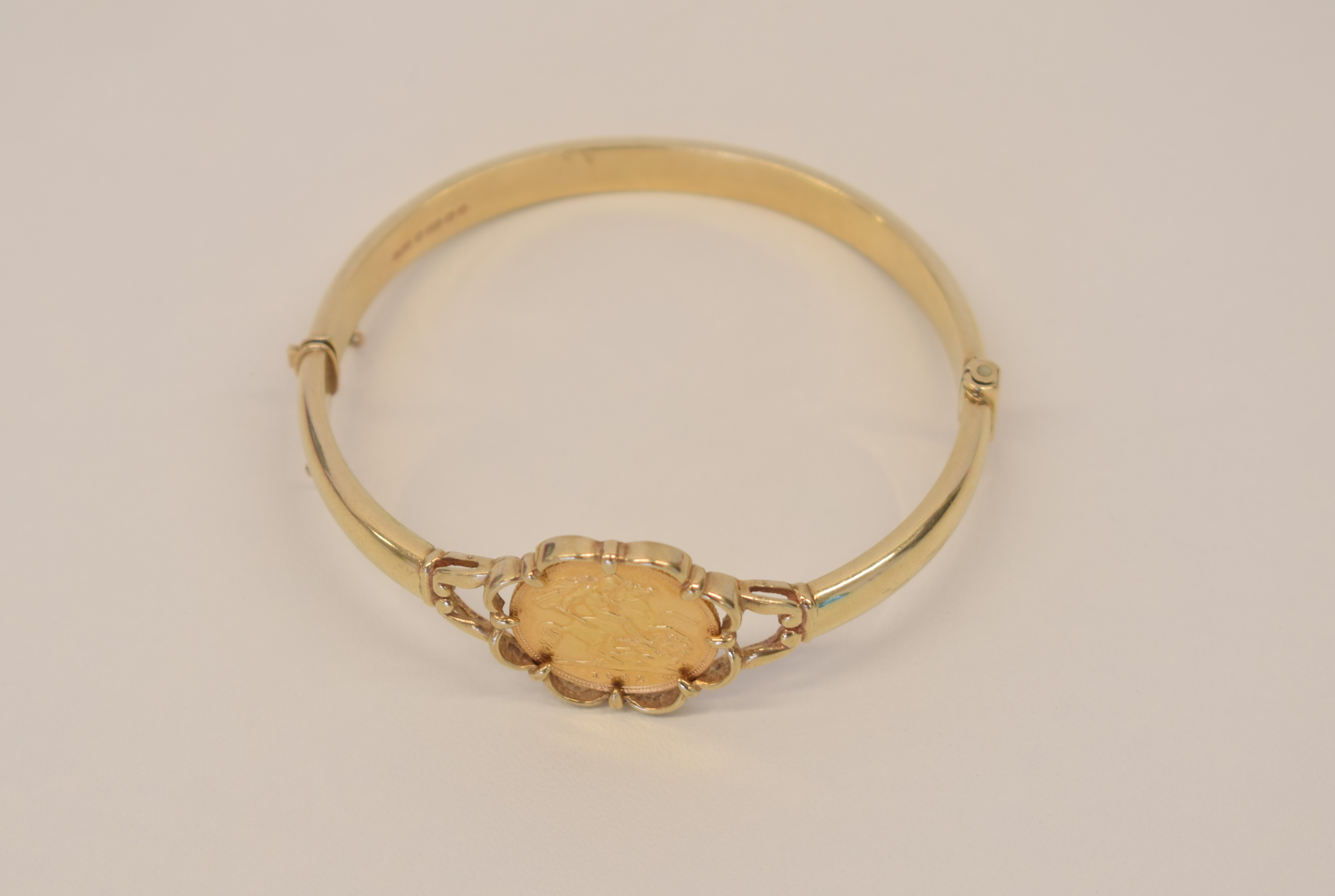 9ct hallmarked 1/2 sovereign bracelet