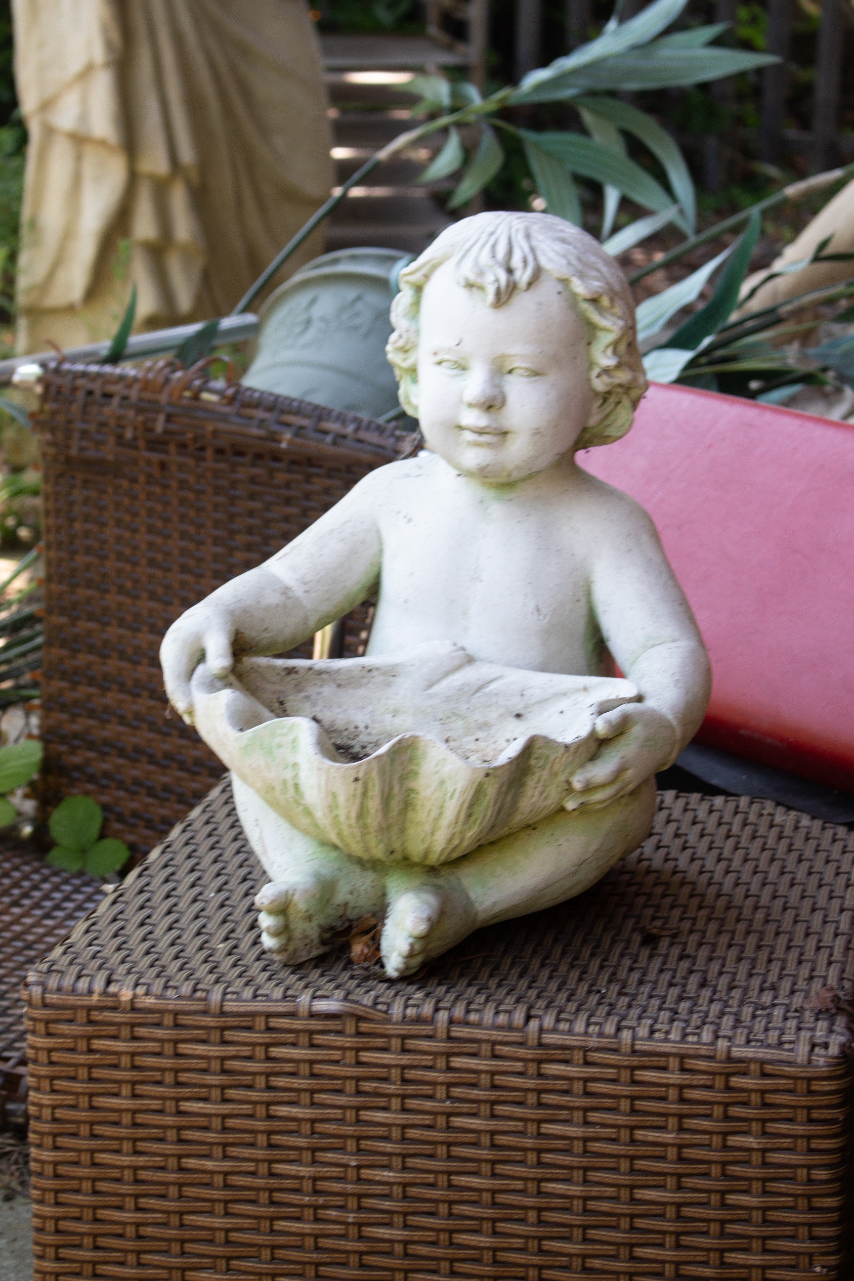 Resin baby holding large leaf - Image 2 of 2