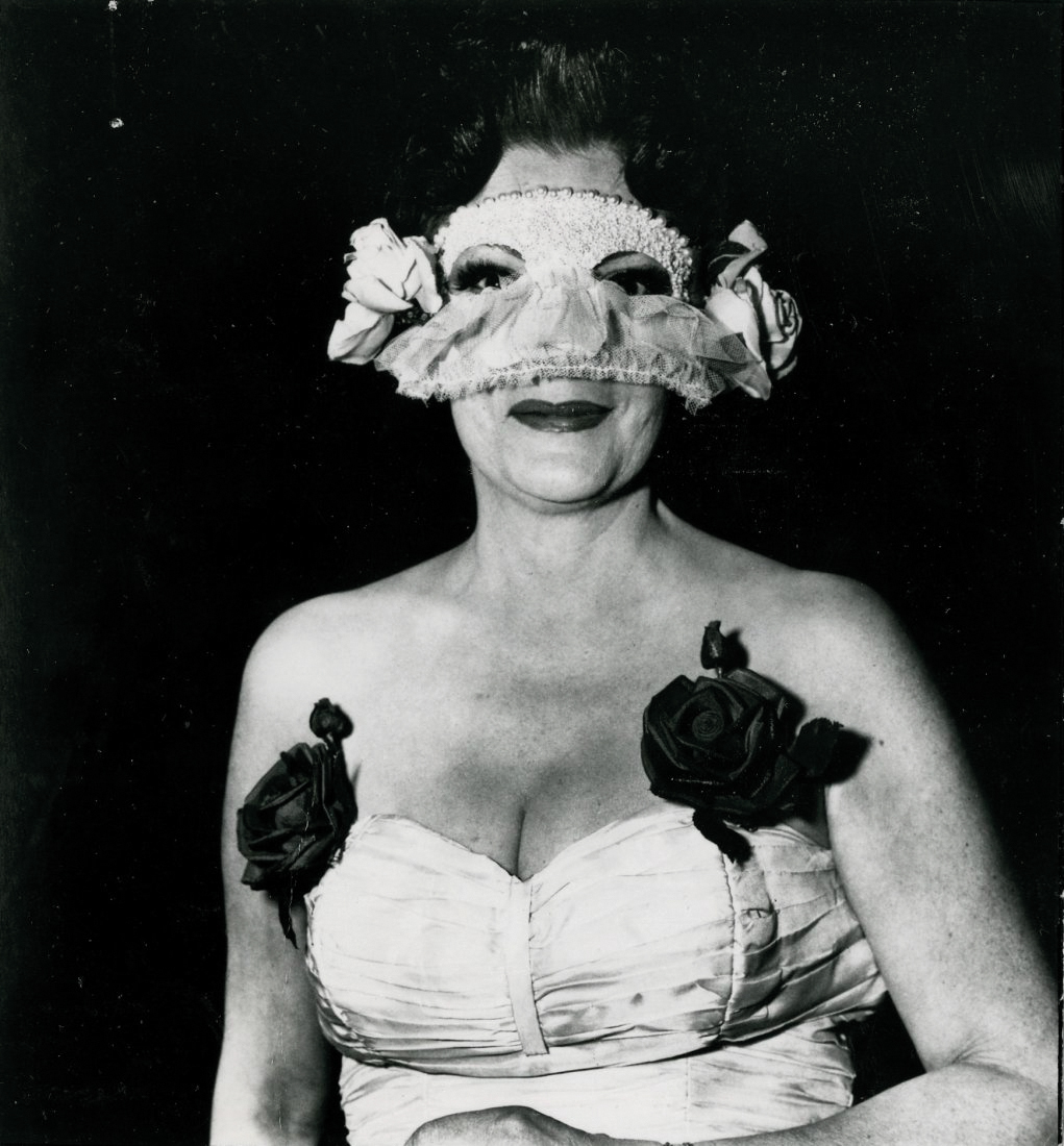 DIANE ARBUS - New York 1923 - 1971 - Lady at a masked ball with two roses in her [...]