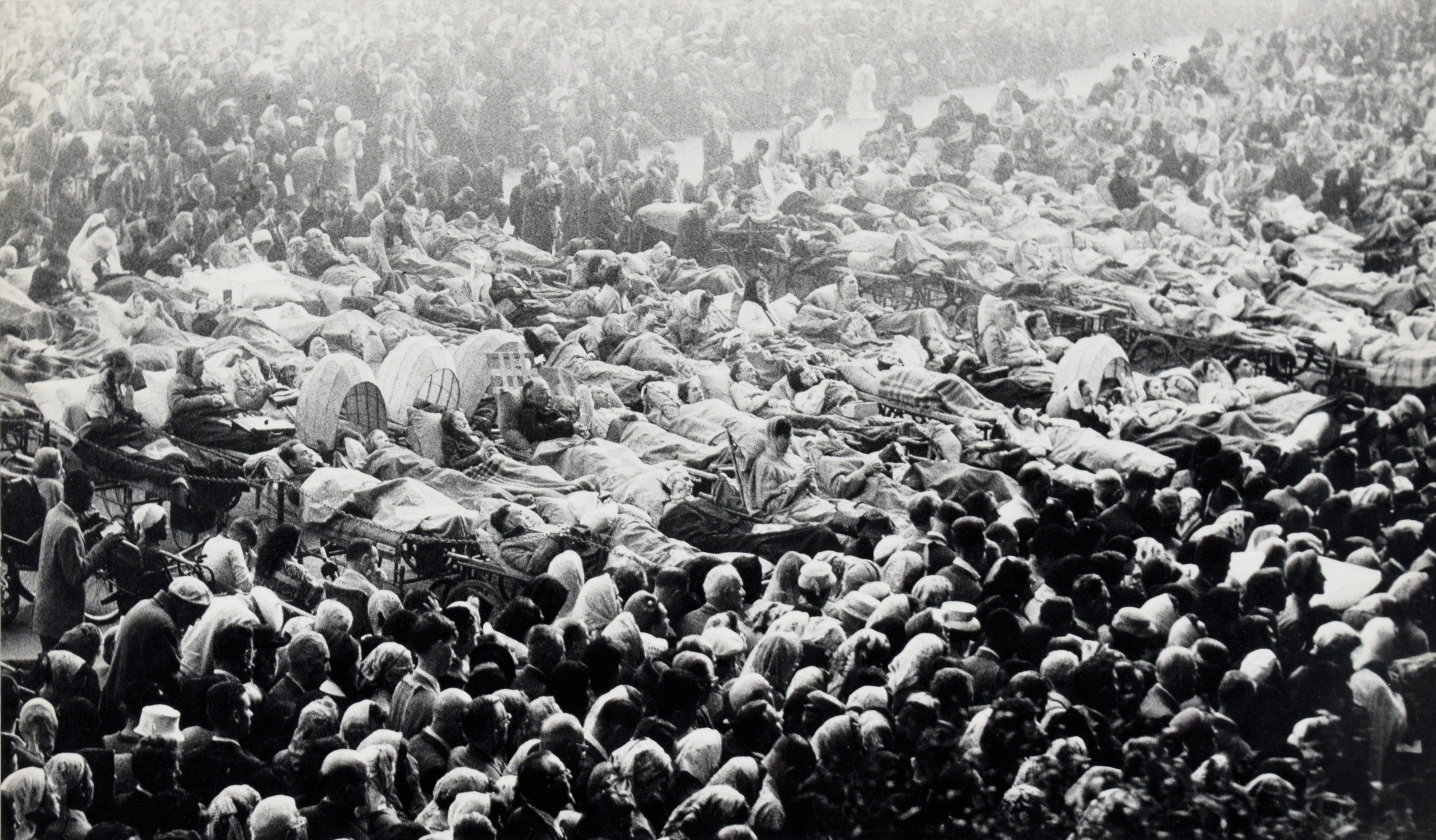 MARIO GIACOMELLI - Senigallia 1925 - 2000 - Lourdes - 1963 - Jelly print with [...]