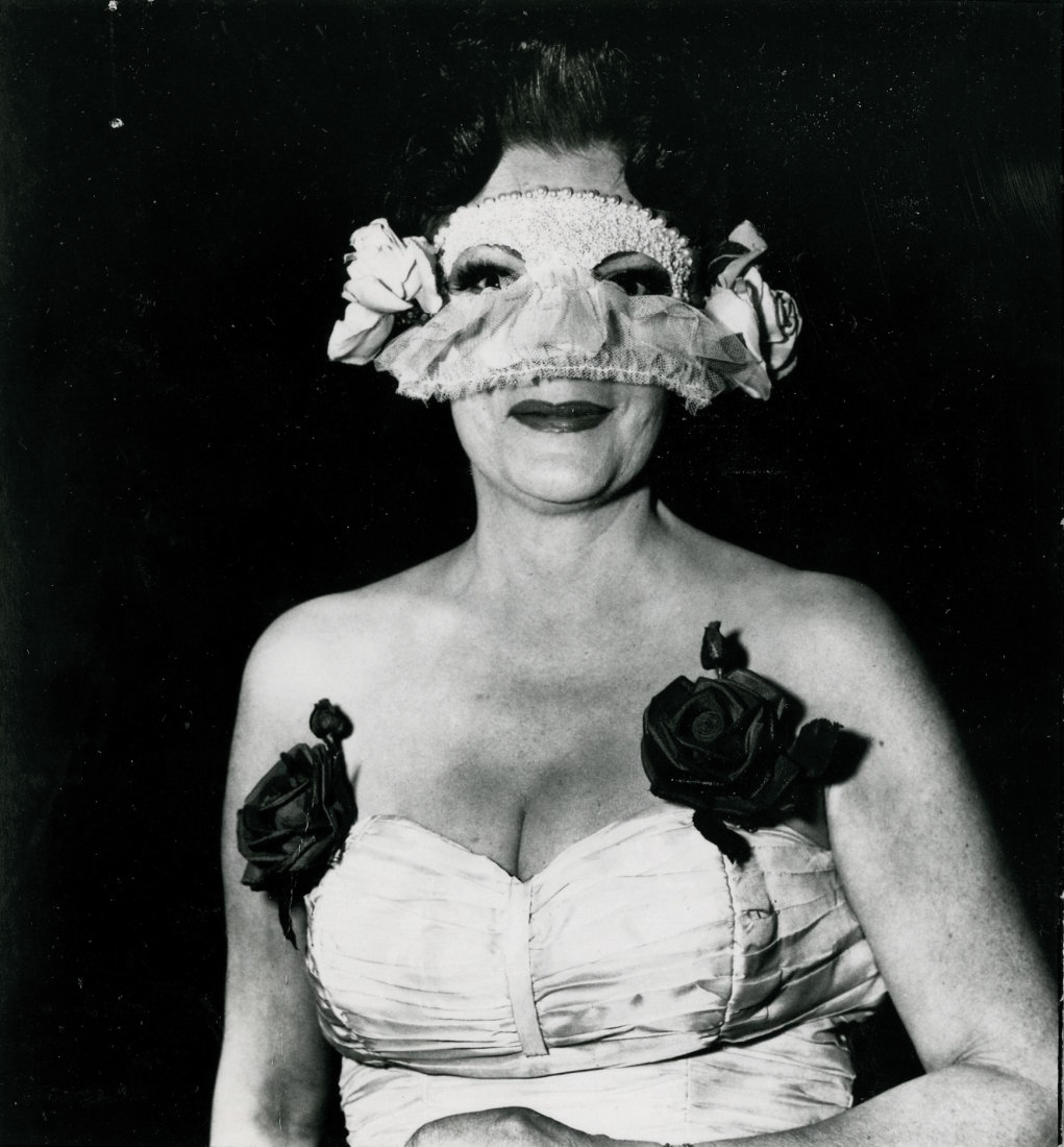 DIANE ARBUS - New York 1923 - 1971 - Lady at a masked ball with two roses in her [...] - Image 2 of 2