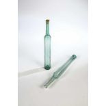 Zwei Flaschen für Kölnisch Wasser Deutschland, 18. Jh. Grünes Glas mit hoch gestochenen Boden und