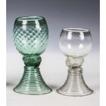 Zwei Römer Deutschland, 18. Jh. Farbloses, bzw, olivfarbenes, schrägoptisches Glas mit Abriss. Die